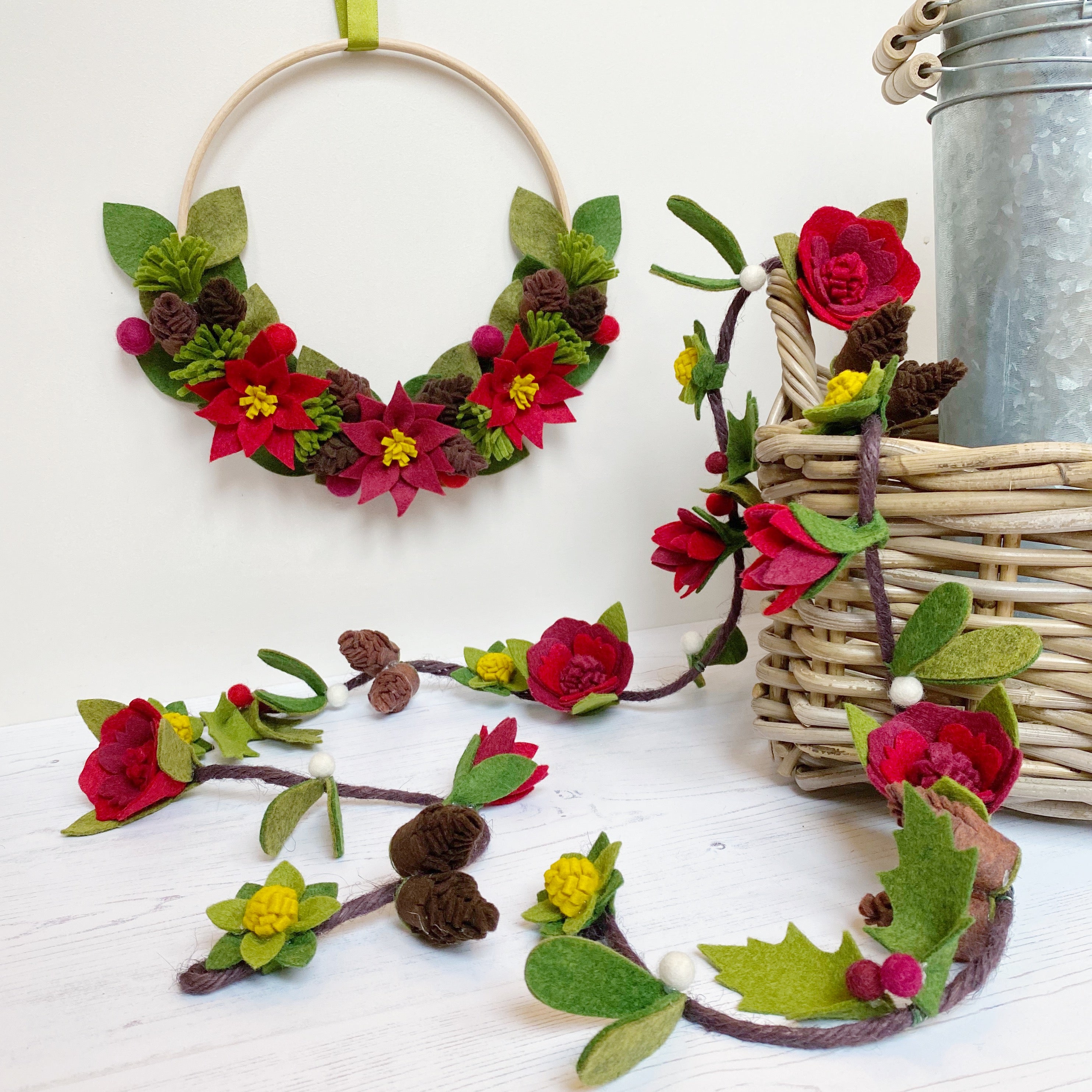 Wool Felt Flowers - Victorian Christmas Flowers - 19 Flowers & 24 leaves -  DIY Christmas Wreaths, Garlands, Headbands